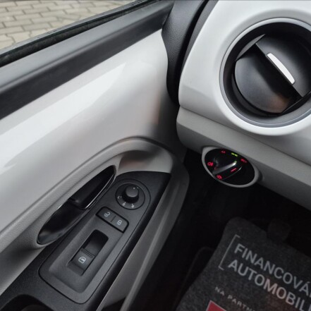 1,0 i Style 55kw KLIMATIZACE S.KNIHA