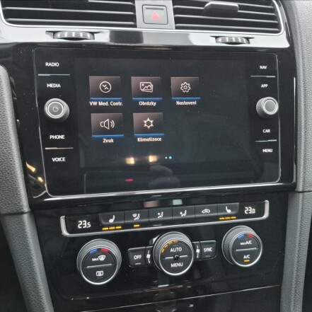 1,5 TSI VII DSG ACC NAVI S.KNIHA